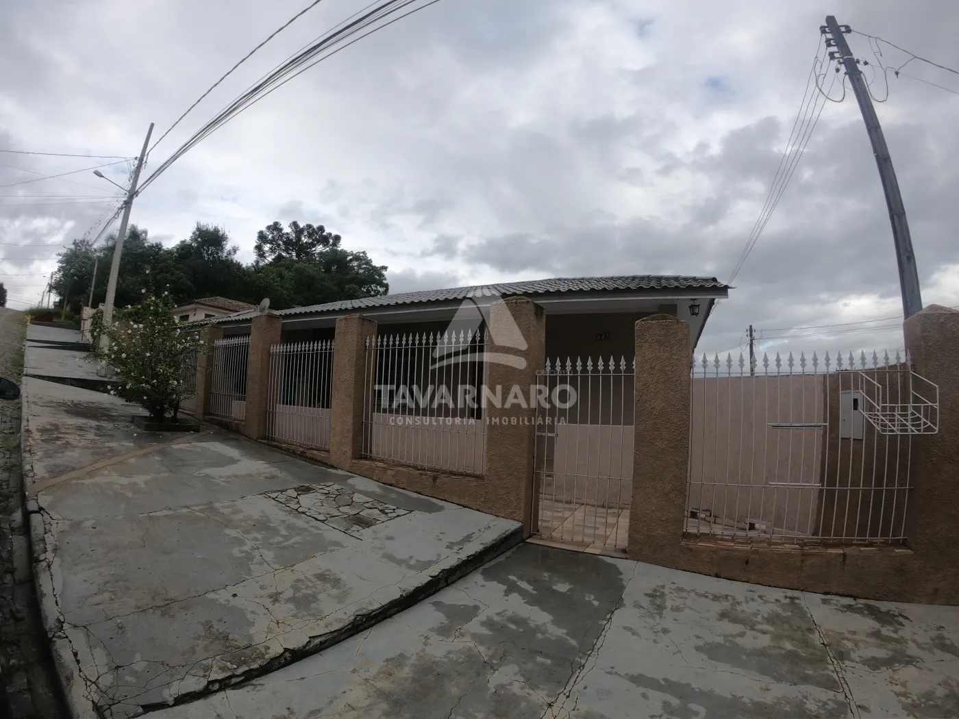 Fachada Alugar Casa / Padrão em Ponta Grossa R$ 11,11 - Foto 2