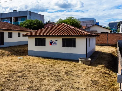 Alugar Casa / Padrão em Ponta Grossa. apenas R$ 600,00