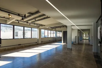 Sala comercial no centro.