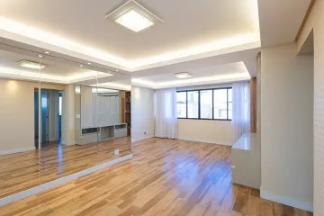 Apartamento semimobiliado no Centro