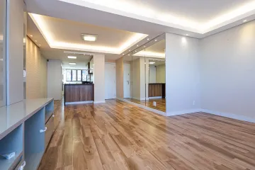Apartamento semimobiliado no Centro