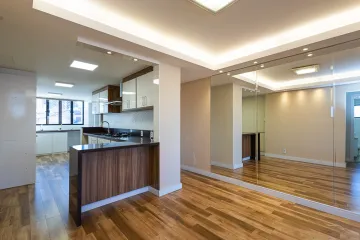 Apartamento semimobiliado no Centro