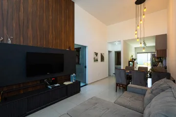 Residência em Uvaranas, com 3 quartos (sendo 1 suíte) e espaço de terreno