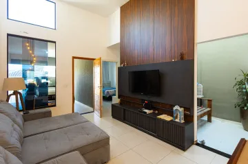Residência em Uvaranas, com 3 quartos (sendo 1 suíte) e espaço de terreno
