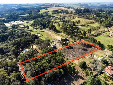 Buscando sossego e bastante área, então este terreno na Estrada Bocaina é para você.