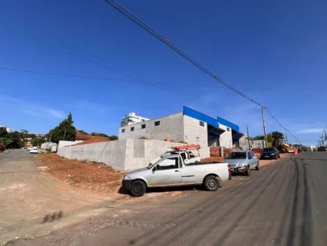 Excelente Barracão com estacionamento privativo na Av. Ernani Batista Rosas