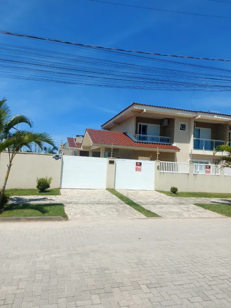Alugar Casa / Padrão em Guaratuba. apenas R$ 1.050.000,00